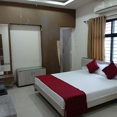 Hotel Tirupati Palace อินดอร์ ภายนอก รูปภาพ
