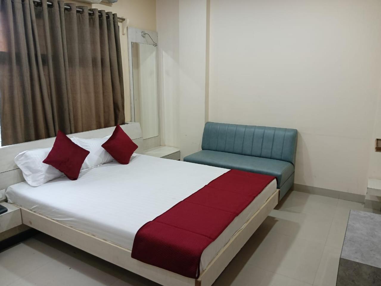 Hotel Tirupati Palace อินดอร์ ภายนอก รูปภาพ