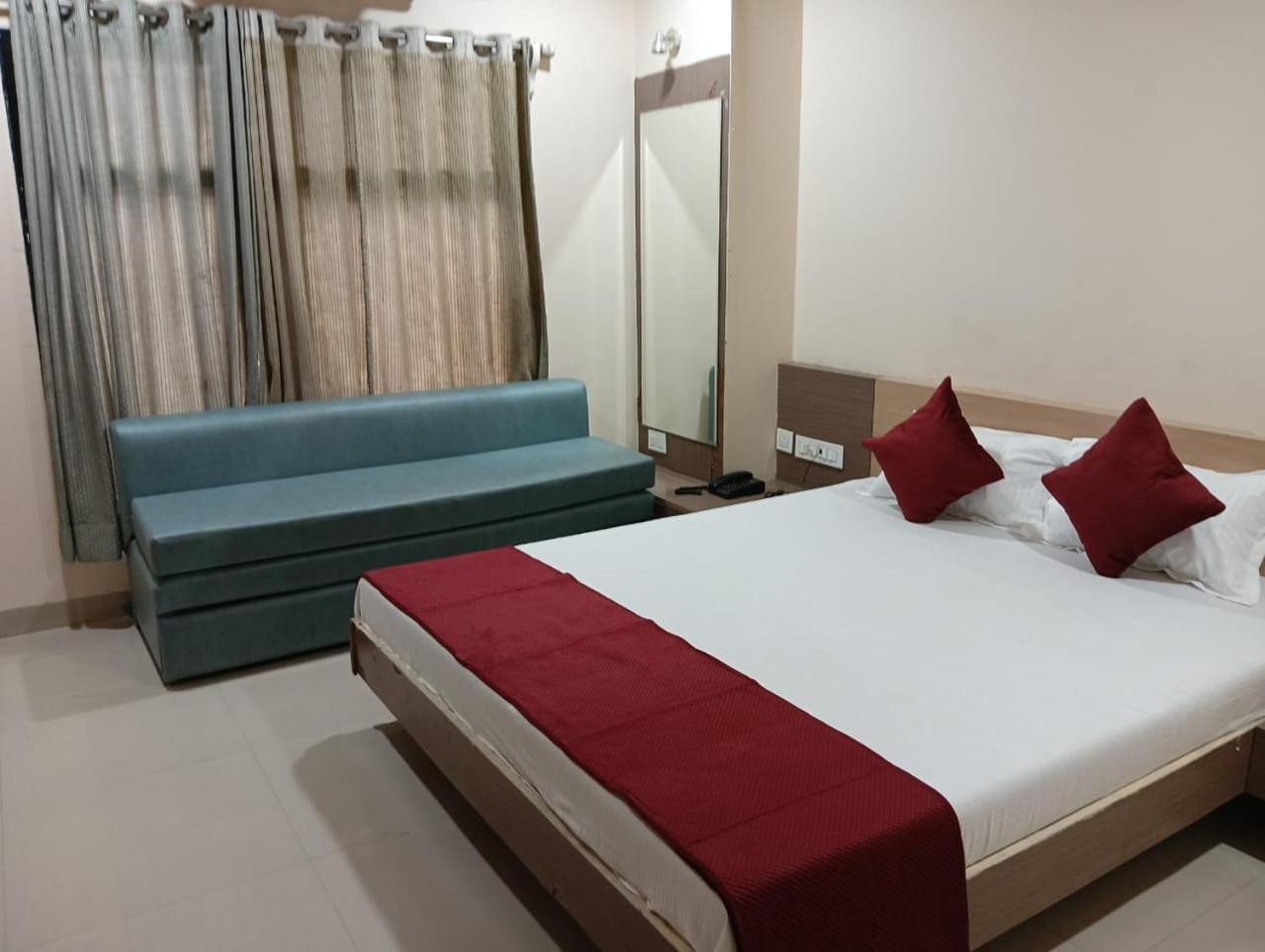 Hotel Tirupati Palace อินดอร์ ภายนอก รูปภาพ